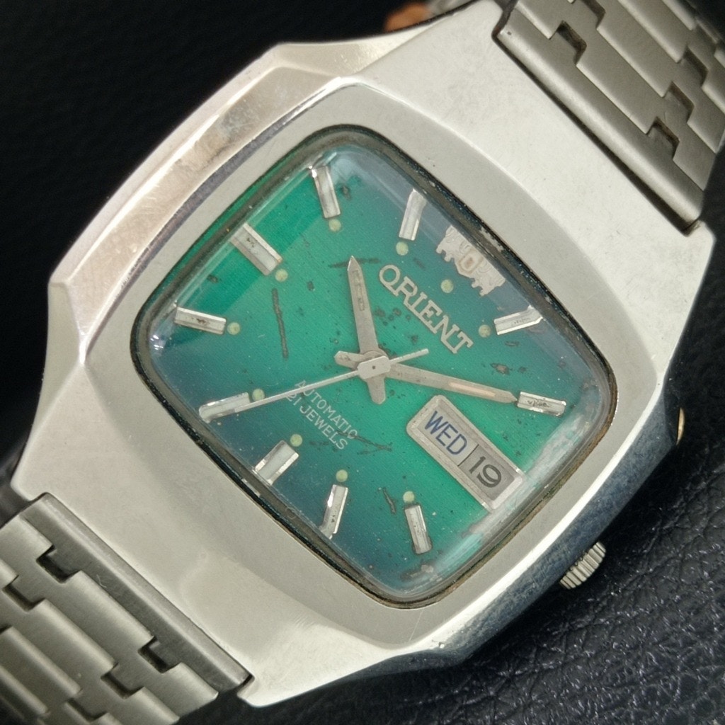 Vintage 1972 Orient Automatic Mens Silver Watch WDaydate  Green Accents